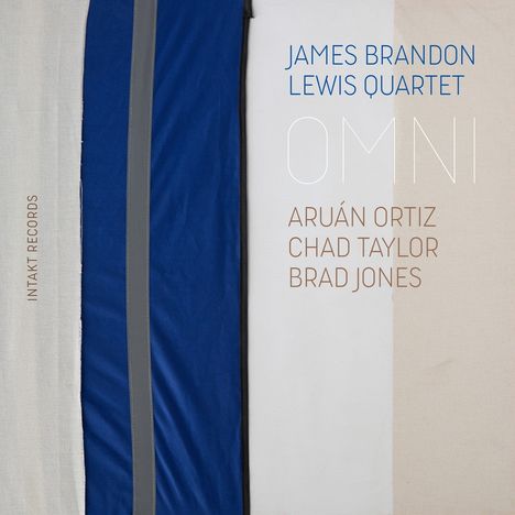 Texte: "James Brandon Lewis Quartet", "Omni", "Aruán Ortiz", "Chad Taylor", "Brad Jones", "Intakt Records". Links Stoffbahnen in Blau und Grau.