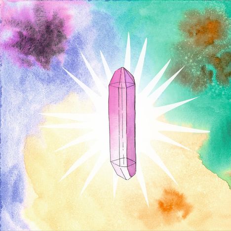 Ein pinker Kristall strahlt in der Mitte vor einem bunten, aquarellierten Hintergrund in Pastelltönen.