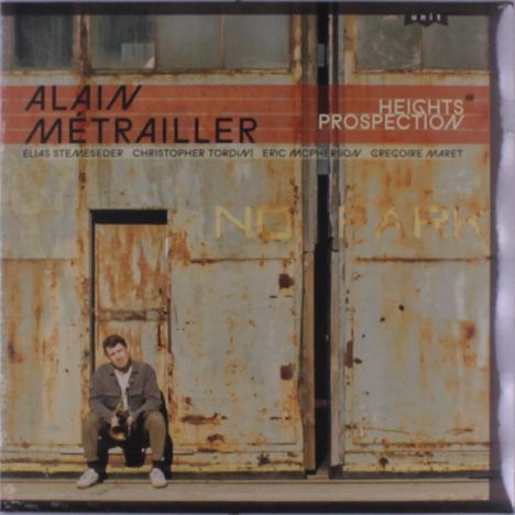 „ALAIN MÉTRAILLER“, „Heights Prospection“, „NO PARK“, rostige Tür, Person sitzt mit Saxophon.