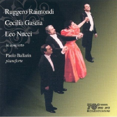 Ruggero Raimondi, Cecilia Gasdia, Leo Nucci in concerto, Paolo Ballarín pianoforte. Vier elegant gekleidete Personen halten sich die Hände.