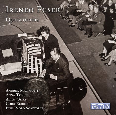 "Ireneo Fuser, Opera omnia. Andrea Macinanti, Anna Tonini, Alida Oliva, Coro Euridice, Pier Paolo Scattolin. Schwarz-weiß Foto eines Organisten und einer Frau mit Publikum."