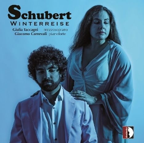 Text: "Schubert Winterreise. Giulia Tacagni mezzosoprano. Giacomo Carnevali pianoforte." Zwei Personen vor blauem Hintergrund.