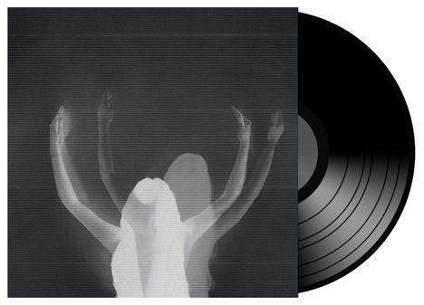 Keine erkennbaren Texte. Schwarz-weiß Illustration: Verschwommene Gestalt mit erhobenen Armen, daneben eine Schallplatte.