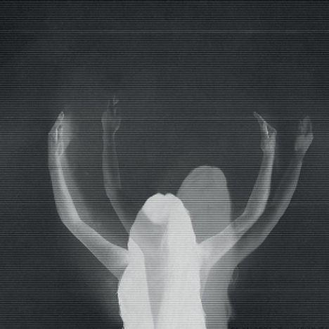 Das Bild zeigt eine schattenhafte Figur mit erhobenen Armen, mehrere überlagerte Bewegungen.