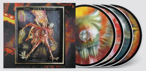 "COIL - ASTRAL DISASTER" und "COMPLETE EDITION" auf dem Cover. Surreale Kreatur, vier bunte CDs mit verschwommenen Mustern.