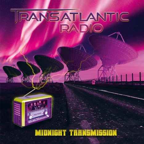 "TRANSATLANTIC RADIO", darunter "MIDNIGHT TRANSMISSION". Illustration: Radioteleskope, pinker Himmel, altes Radio.