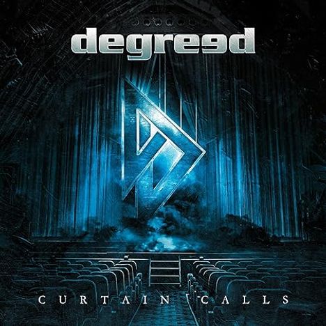 Oben steht "degreed", unten "CURTAIN CALLS". Ein großes geometrisches Symbol dominiert eine dunkle, mystische Bühne.