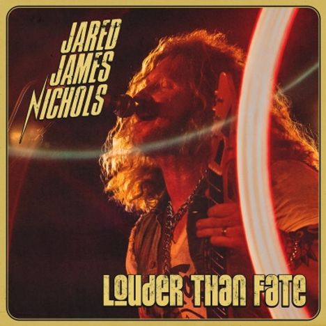 Text: "Jared James Nichols", "Louder Than Fate". Ein Musiker singt leidenschaftlich in ein Mikrofon, Gitarre in der Hand.