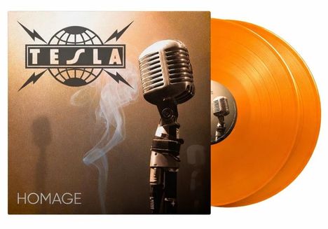 "TESLA" und "HOMAGE". Retro-Mikrofon, orangenfarbene Vinylplatten, rauchiger Hintergrund.