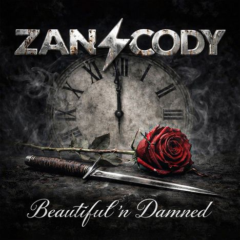 "Zan Cody" und "Beautiful 'n Damned" sind im Bild zu lesen. Eine Uhr, ein Dolch und eine rote Rose sind sichtbar.