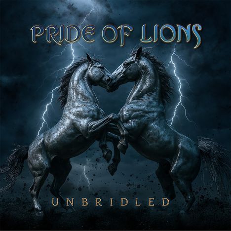 "PRIDE OF LIONS" oben, "UNBRIDLED" unten. Zwei Pferde kämpfen in dramatischer Pose mit Blitzen im Hintergrund.