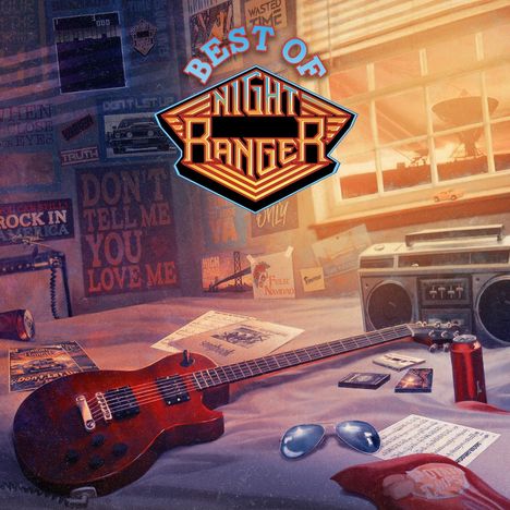 "BEST OF NIGHT RANGER" in buntem Logo. Raum mit Gitarre, Kassetten, Sonnenbrille und Poster an der Wand. Nostalgisches Setting.