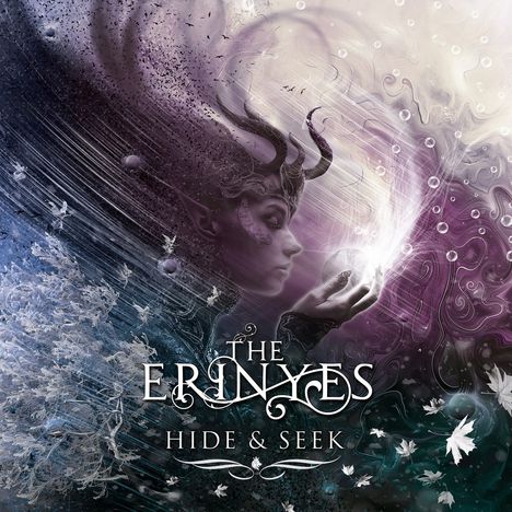 Text: "THE ERINYES HIDE & SEEK." Kunst-Illustration: Fantasiefigur mit Geweih, die mystisch eine Lichtkugel hält.