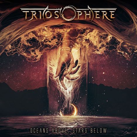 "TRIOSPHERE" oben, "OCEANS ABOVE, STARS BELOW" unten. Eine Hand berührt Wasser in einer surrealen, feurigen Umgebung.