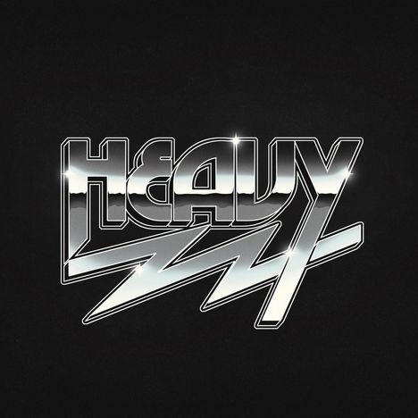 Der Schriftzug "HEAVY" in metallischem, glänzendem Stil auf schwarzem Hintergrund.