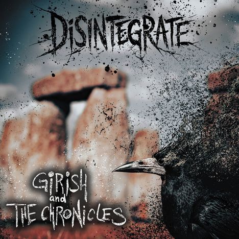 Text: "DISINTEGRATE" und "GIRISH AND THE CHRONICLES". Ein Rabe löst sich in Partikel auf, Hintergrund: Steinstrukturen.