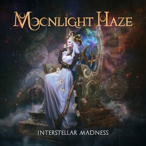 "Moonlight Haze" und "Interstellar Madness". Eine surreal gekleidete Frau sitzt auf einem verzierten Thron im Weltraum.