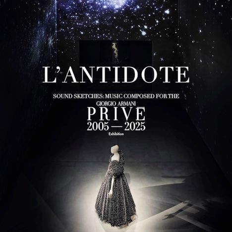 "L’Antidote, Giorgio Armani Privé 2005—2025. Ein beleuchtetes Kleid in einem dunklen, sternenübersäten Raum."