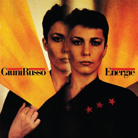 Texte: Giuni Russo, Energie. Eine Person schaut ernst, mit einem Spiegelbild dahinter. Orange Hintergründe und rote Sterne.