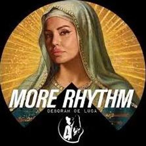 „MORE RHYTHM“ und „DEBORAH DE LUCA“ stehen über einer Frau mit einem Kopftuch, stilisiert als Gemälde vor strahlenförmigem Hintergrund.