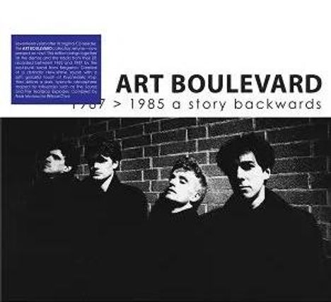 ART BOULEVARD, 1977 > 1985 a story backwards. Vier Männer stehen vor einer Backsteinmauer, schwarz gekleidet.