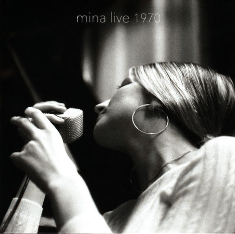 Text: "mina live 1970".  
Eine Frau mit Mikrofon, schließt die Augen beim Singen, großem Ohrring, Schwarz-Weißaufnahmen.