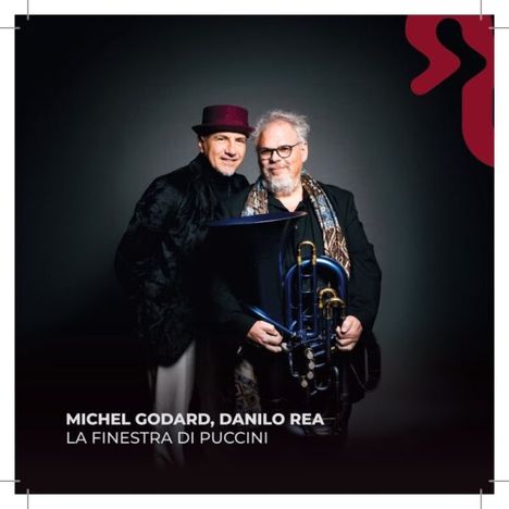 MICHEL GODARD, DANILO REA, LA FINESTRA DI PUCCINI. Zwei Männer, einer mit Hut, lächeln, einer hält ein blaues Instrument.