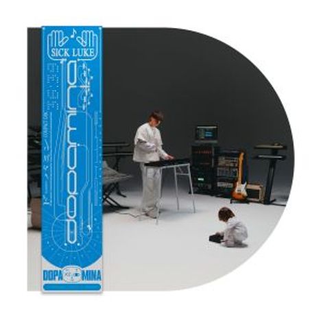 Links eine blaue vertikale Grafik mit den Worten "SICK LUKE" und "DOPAMINA". Rechts ein Musiker mit Keyboard und Studioequipment.