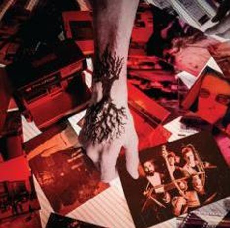 Ein Baum-Tattoo ziert einen Unterarm, umgeben von verstreuten Fotos in rötlichen Tönen.