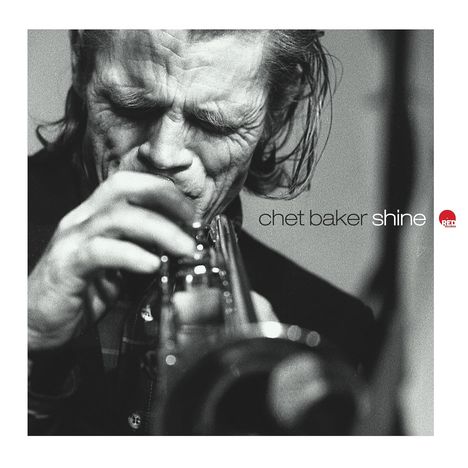 Text: "chet baker shine". Ein Mann spielt konzentriert Trompete. Schwarz-Weiß-Fotografie, ausdrucksstarkes Gesicht.