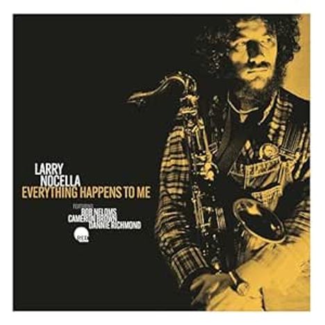 Text: Larry Nocella, Everything Happens to Me. Ein Musiker im gelben Licht hält ein Saxophon.