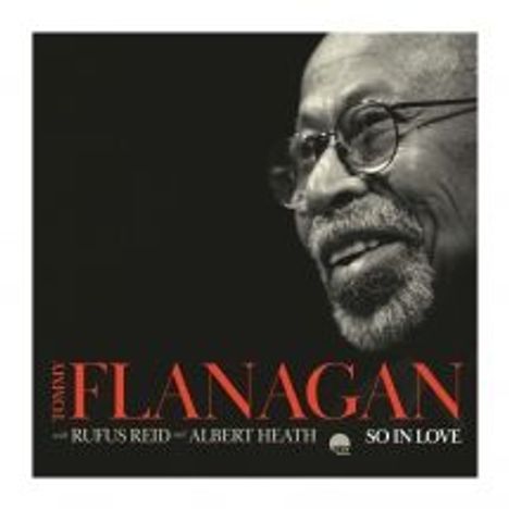 "Tommy Flanagan, Rufus Reid, Albert Heath, So in Love" in roter und weißer Schrift. Ein lächelnder Mann rechts.