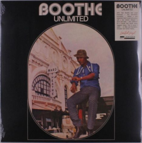 "BOOTHE UNLIMITED" steht oben. "WARD THEATRE" ist auf einem Gebäude. Ein Mann in blauer Kleidung sitzt davor.