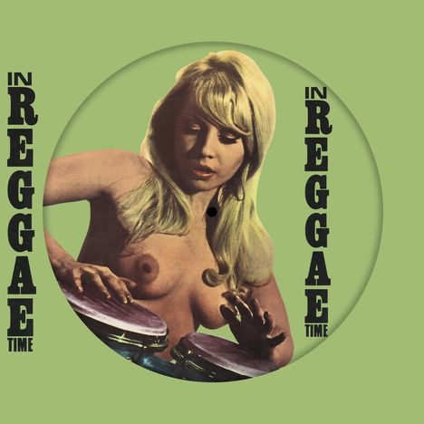 "In Reggae Time" in schwarzer Schrift auf grünem Hintergrund. Eine blonde Frau spielt die Bongos. Vintage-Stil.