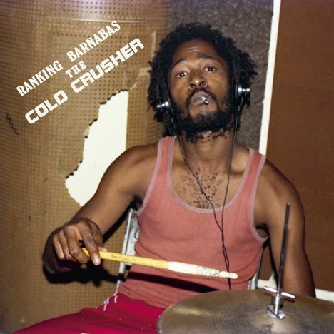 "Ranking Barnabas The Cold Crusher" steht auf einem Bild mit einem Mann am Schlagzeug, Kopfhörer tragend und rauchend.