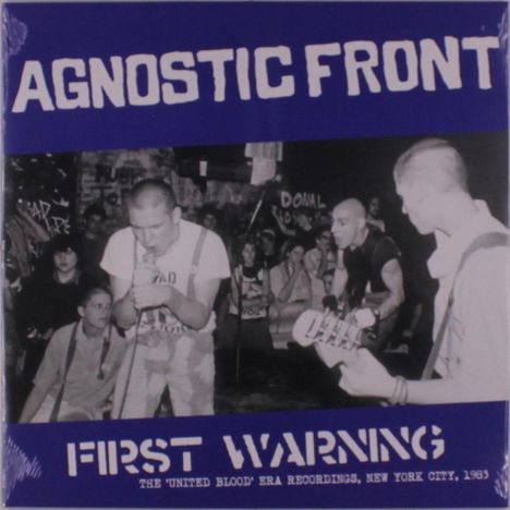"Agnostic Front", "First Warning", "The 'United Blood' era recordings, New York City, 1983". Schwarzweiß-Foto einer Bandaufführung.