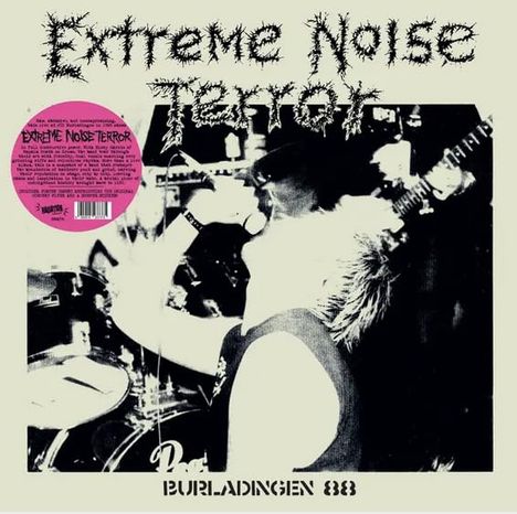 "Extreme Noise Terror" und "Burladingen 888" in auffälliger Schrift. Schwarz-weiße Szene einer Band.