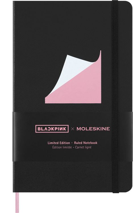BLACKPINK x MOLESKINE, Limited Edition, liniertes Notizbuch. Schwarzes Cover mit rosa-weißer Papiergrafik und elastischem Band.