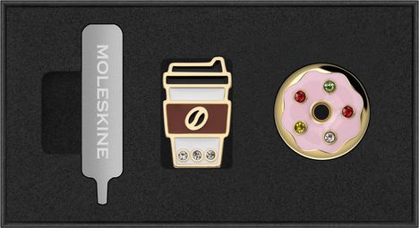 Links steht "MOLESKINE". Rechts ein Becher und ein Donut-Design mit Strasssteinen.