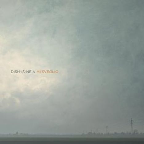 Text: "DISH IS NEIN MI SVEGLIO". Gemälde: Weitläufiger Himmel über einer flachen, nebligen Landschaft mit Strommasten.