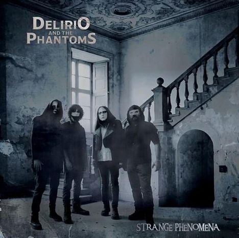 "DELIRIO AND THE PHANTOMS" oben links, "STRANGE PHENOMENA" unten rechts. Dunkle Gestalten in einem verfallenen Raum.
