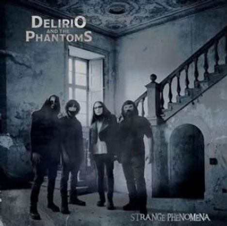 "DELIRIO AND THE PHANTOMS", "STRANGE PHENOMENA". Eine Gruppe in einem alten, verfallenen Raum mit einer Treppe.