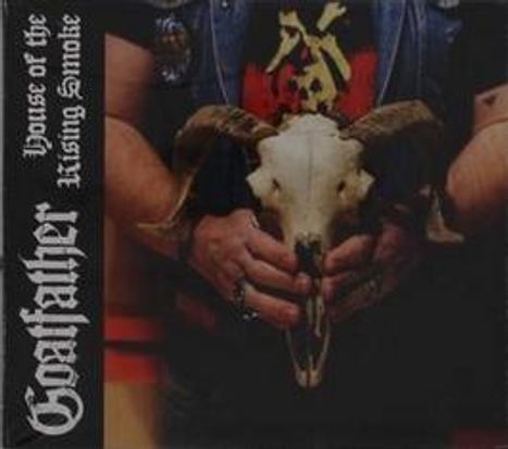 "Goatfather" und "House of the Rising Smoke" stehen auf einer Lederjacke. Jemand hält einen Ziegenschädel in den Händen.