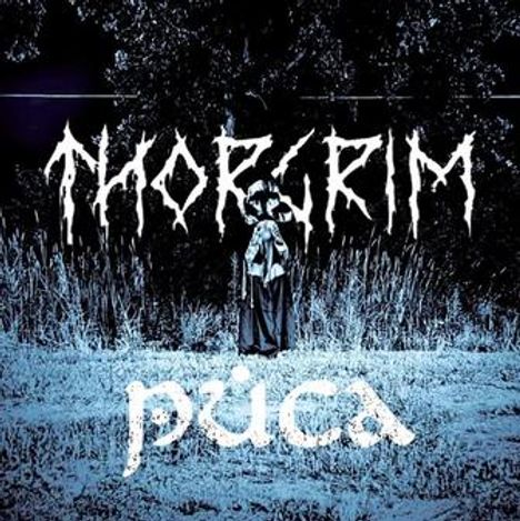 "THORGRIM" und "PÚCA" in stilisierter Schrift, darunter steht eine Gestalt vor einem Wald. Alles in blau-schwarzer Tönung.