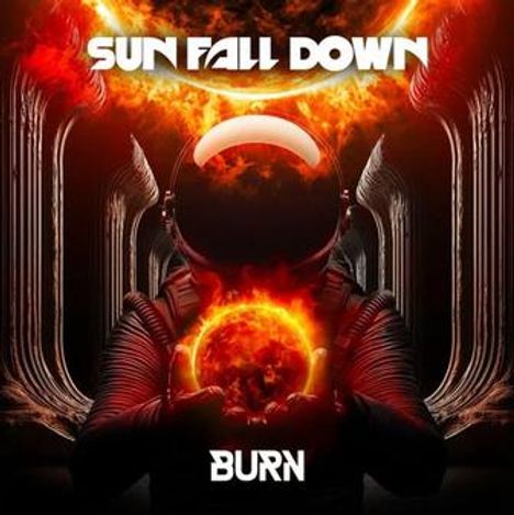 "Sun Fall Down" oben, "Burn" unten; ein Astronaut hält eine brennende Sonne, umgeben von feuriger Kulisse.