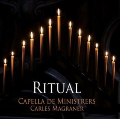 „RITUAL“, „CAPELLA DE MINISTRERS“, „CARLES MAGRANER“. Es sind viele brennende Kerzen in der Dunkelheit zu sehen.