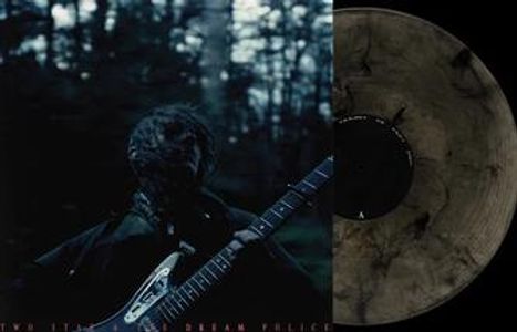 Text: "TWIN STAR / DREAM POLICE". Eine dunkle Szene im Wald mit Person und Gitarre, daneben eine Schallplatte.