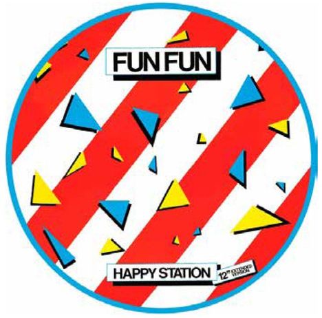 „FUN FUN“, „HAPPY STATION“; rote Streifen, blaue und gelbe Dreiecke, runde Form mit blauem Rand.