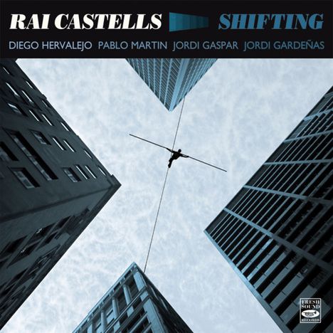 Oben steht: "RAI CASTELLS SHIFTING". Unten: "DIEGO HERVALJO PABLO MARTIN JORDI GASPAR JORDI GARDENAS". Drahtseilkünstler zwischen Wolkenkratzern.