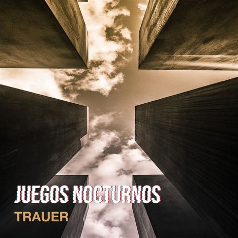 Text: "JUEGOS NOCTURNOS", "TRAUER". Ansicht von Gebäuden, die sich nach oben hin erstrecken, mit Wolken im Hintergrund.